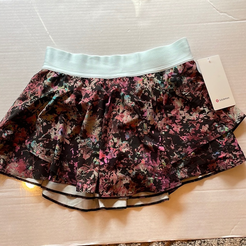 Lululemon Court Rival HR skirt size 8